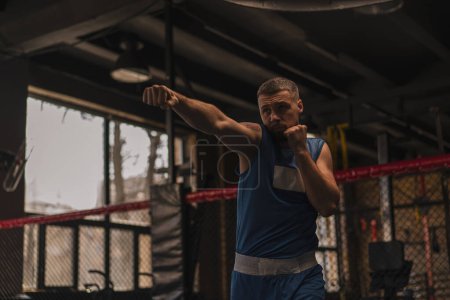 Foto de Un boxeador en el gimnasio que lucha con golpes de prácticas de sombras - Imagen libre de derechos