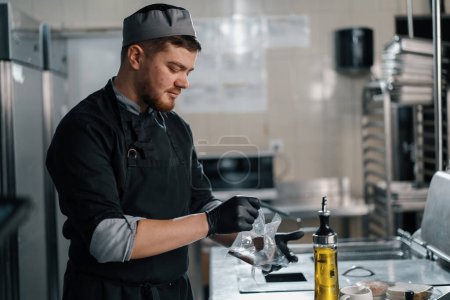 Foto de Cocina profesional en el restaurante del hotel chef prepara ingredientes para cocinar - Imagen libre de derechos