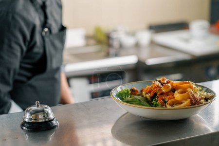 Téléchargez les photos : Cuisine professionnelle hôtel restaurant fruits de mer salade et avocat gros plan crevettes pétoncles moules - en image libre de droit