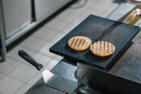 cuisine professionnelle hôtel restaurant grillé hamburger buns concept alimentaire