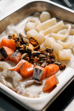 Téléchargez les photos : Cuisine professionnelle à l'hôtel restaurant close-up fruits de mer pet cuisine crevettes calmar moules saumon pétoncles - en image libre de droit