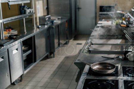 Foto de Cocina profesional en hotel restaurante cocina utensilios cocina interior estufa - Imagen libre de derechos