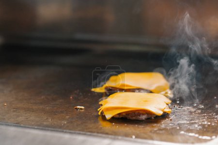 Téléchargez les photos : Cuisine professionnelle hôtel restaurant gros plan smash burger avec fromage grillé concept alimentaire - en image libre de droit