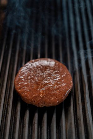 Téléchargez les photos : Cuisine professionnelle dans le restaurant de l'hôtel burger patty est grillé - en image libre de droit