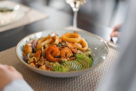 Téléchargez les photos : Restaurant salade d'hôtel avec fruits de mer sur table close-up concept alimentaire - en image libre de droit