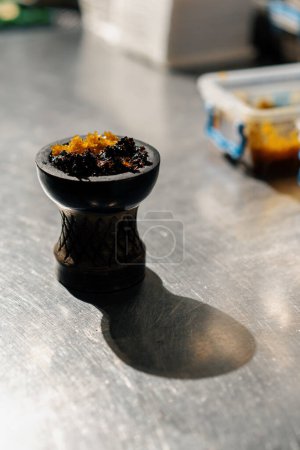 Foto de Primer plano de tabaco amarillo jugoso fragante en hookah bowl Hookah preparación lounge bar - Imagen libre de derechos