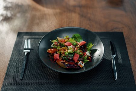 Téléchargez les photos : Salade de cuisine professionnelle avec poire et fromage sur la table couverte de sauce aux betteraves aliments sains au restaurant - en image libre de droit