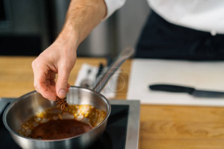 Téléchargez les photos : Chef de cuisine professionnel caraméliser les fruits pour la farine d'avoine dans la casserole préparer le petit déjeuner concept d'alimentation saine - en image libre de droit