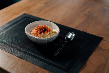 Téléchargez les photos : Cuisine professionnelle fraîchement préparé flocons d'avoine avec des fruits caramélisés pour le petit déjeuner au restaurant concept d'aliments sains - en image libre de droit