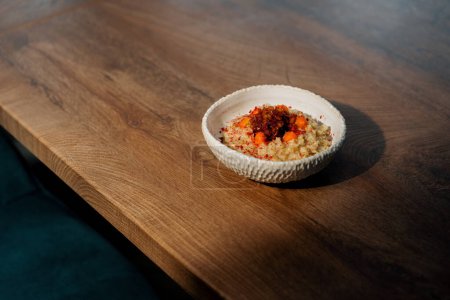 Téléchargez les photos : Cuisine professionnelle fraîchement préparé flocons d'avoine avec des fruits caramélisés pour le petit déjeuner au restaurant concept d'aliments sains - en image libre de droit
