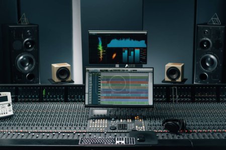 estudio de grabación con pantalla con configuración de onda de sonido y volumen dos subwoofers y consola de mezcla