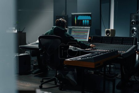 Tontechniker verwendet digitales Audio-Mischpult Sliders Engineer drückt Taste Control Panel Recording Studio Techniker