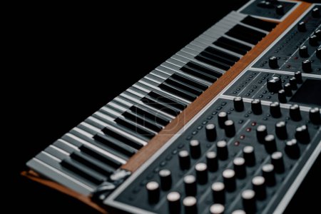 Téléchargez les photos : Piano à clavier électronique Concept d'un studio d'enregistrement produisant une chanson en studio Processus d'enregistrement - en image libre de droit