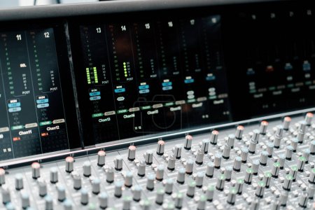 Foto de Una gran consola de mezcla en un estudio de grabación de primer plano de la grabación de sonido multicanal ecualizador - Imagen libre de derechos