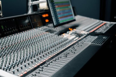 estudio de grabación con pantalla con configuración de onda de sonido y volumen dos subwoofers y consola de mezcla