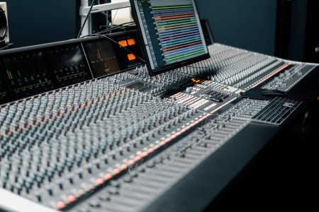 Foto de Un mezclador de panel de control de estudio de grabación con un ecualizador se desvanece botones para transmitir una grabación de la canción - Imagen libre de derechos