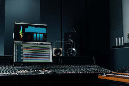 Téléchargez les photos : Studio d'enregistrement avec écran avec réglage de l'onde sonore et du volume deux subwoofers et console de mixage - en image libre de droit
