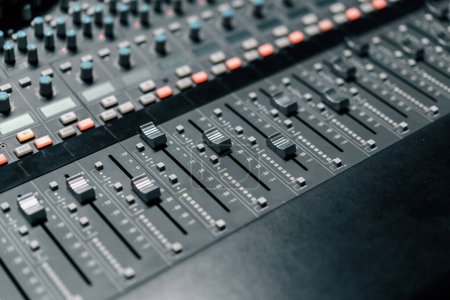 Foto de Un mezclador de panel de control de estudio de grabación con un ecualizador se desvanece botones para transmitir una grabación de la canción - Imagen libre de derechos