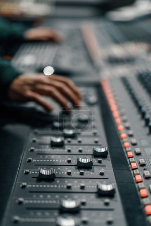 Ingeniero de sonido utiliza mezclador de audio digital Sliders Engineer presiona tecla Panel de control Técnico de estudio de grabación