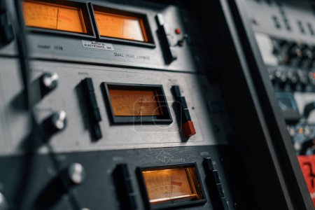 Téléchargez les photos : Anciens affichages de compteurs analogiques professionnels dans le studio d'enregistrement mesurant et montrant des décibels - en image libre de droit