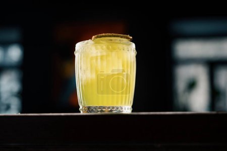 Foto de Primer plano del delicioso cóctel alcohólico preparado Apple Smash con kiwi en el bar y espera al huésped - Imagen libre de derechos