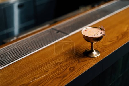 Foto de Un delicioso cóctel de frutas guisadas recién preparado en hermosos puestos de cristal en el bar esperando al huésped - Imagen libre de derechos
