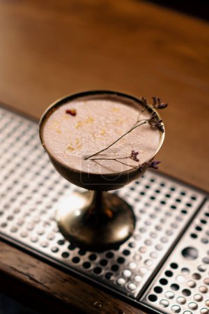 Téléchargez les photos : Un délicieux cocktail de fruits cuits fraîchement préparés dans de beaux stands de verre sur le bar en attendant l'invité - en image libre de droit
