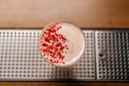Foto de Delicioso cóctel rosa recién preparado club de arándanos con frambuesas se encuentra en el bar esperando a los huéspedes - Imagen libre de derechos