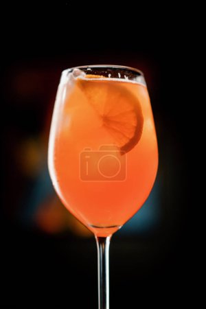 Téléchargez les photos : Délicieux cocktail spritz Aperol debout sur le comptoir du bar dans le bar du restaurant serveur d'attente et client gros plan - en image libre de droit