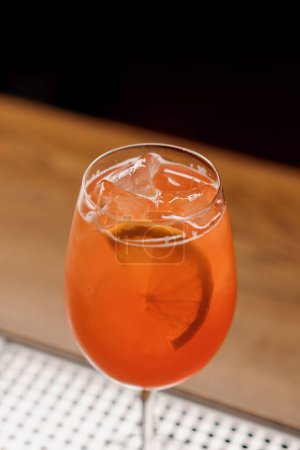 Téléchargez les photos : Délicieux cocktail spritz Aperol debout sur le comptoir du bar dans le bar du restaurant serveur d'attente et client gros plan - en image libre de droit