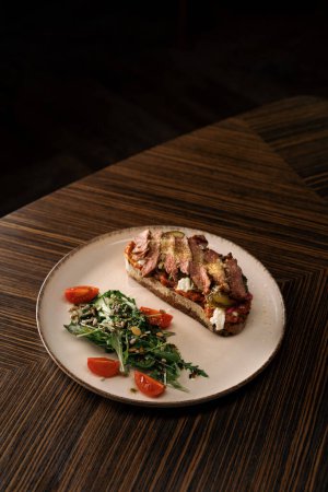 Téléchargez les photos : Délicieuse bruschetta avec salade de tomates au fromage et rôti de boeuf juteux au restaurant Gastronomie saine - en image libre de droit