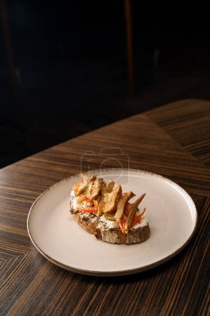 Téléchargez les photos : Délicieuse bruschetta au fromage tomate et poulet frit au restaurant Gastronomie saine - en image libre de droit