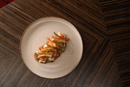 Téléchargez les photos : Délicieuse bruschetta au fromage tomate et poulet frit au restaurant Gastronomie saine - en image libre de droit
