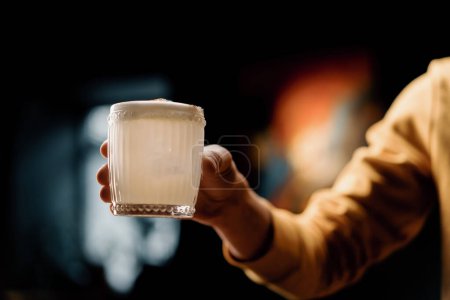 Foto de Cliente celebración deliciosa recién hecho coco cielo cóctel en la mano bar partido alcohol concepto - Imagen libre de derechos