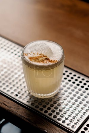 Téléchargez les photos : Délicieux cocktail de paradis de noix de coco alcoolisée debout sur bar bar fête club alcool concept - en image libre de droit