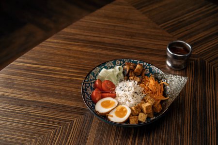 Téléchargez les photos : Délicieux bol saumon aux légumes et riz recouvert de sauce dans un restaurant oriental Alimentation asiatique saine - en image libre de droit