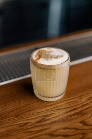 Foto de Delicioso coco alcohólico paraíso cóctel de pie en el bar bar club de fiestas concepto de alcohol - Imagen libre de derechos