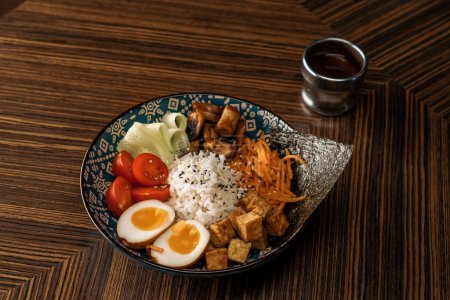 Foto de Delicioso bowl salmón con verduras y arroz cubierto de salsa en restaurante oriental Comida Asiática Saludable - Imagen libre de derechos