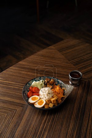 Téléchargez les photos : Délicieux bol saumon aux légumes et riz recouvert de sauce dans un restaurant oriental Alimentation asiatique saine - en image libre de droit