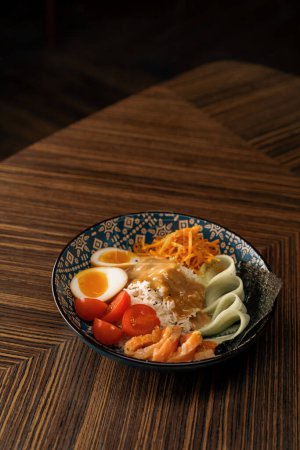 Foto de Delicioso tazón de salmón con verduras y arroz cubierto de salsa en restaurante oriental Comida asiática saludable - Imagen libre de derechos