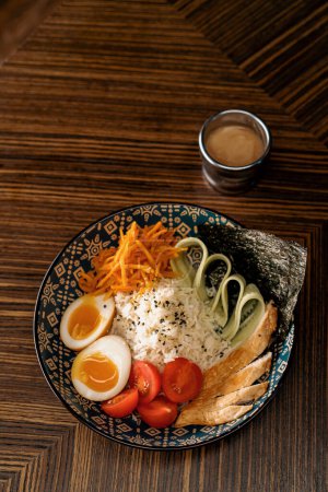 Foto de Delicioso tazón de pollo con verduras y salsa de arroz en restaurante oriental Comida asiática saludable - Imagen libre de derechos