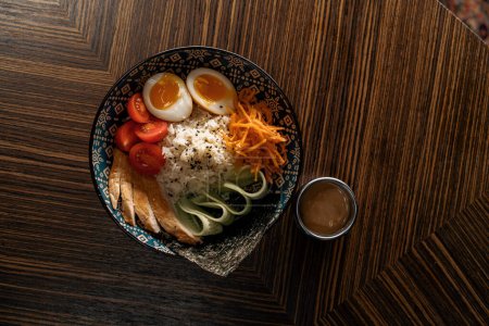 Téléchargez les photos : Délicieux bol de poulet aux légumes et sauce au riz dans un restaurant oriental Alimentation asiatique saine - en image libre de droit