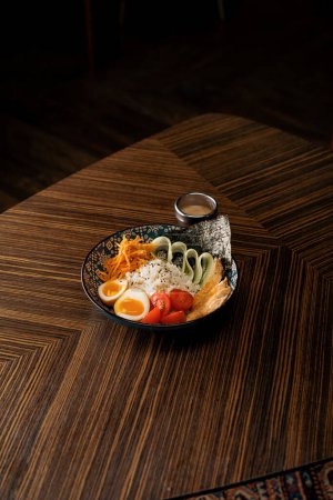 Foto de Delicioso tazón de pollo con verduras y salsa de arroz en restaurante oriental Comida asiática saludable - Imagen libre de derechos