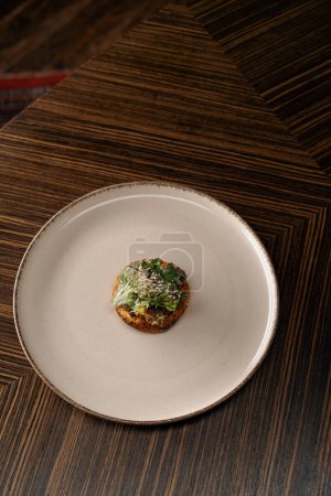 Téléchargez les photos : Délicieux naan avec tomate et capsicum et concombre saupoudré de fromage sur la table dans le restaurant - en image libre de droit
