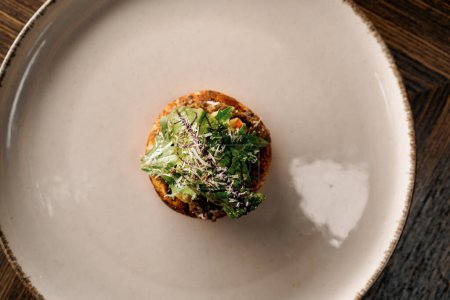 Téléchargez les photos : Délicieux naan avec tomate et capsicum et concombre saupoudré de fromage sur la table dans le restaurant - en image libre de droit