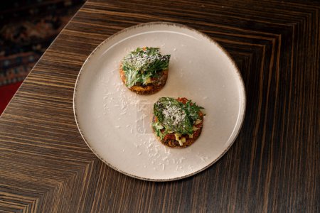 Téléchargez les photos : Délicieux naans avec pâté de champignons et capsicum saupoudré de fromage sur la table dans le restaurant - en image libre de droit