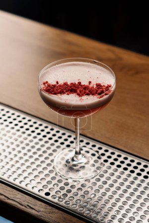 Téléchargez les photos : Délicieux cocktail de punch au lait rose fraîchement préparé avec des framboises sur le comptoir du bar - en image libre de droit