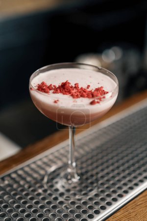 Téléchargez les photos : Délicieux cocktail de punch au lait rose fraîchement préparé avec des framboises sur le comptoir du bar - en image libre de droit