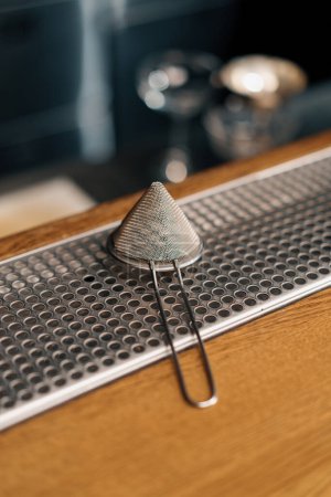 Téléchargez les photos : Outil de barman pour faire des cocktails jigger shaker cuillère bar filtre et plus bel outil pour le travail gros plan - en image libre de droit