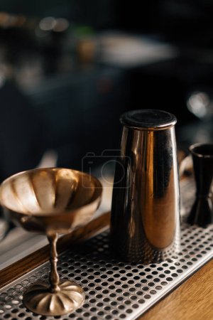 Téléchargez les photos : Ustensiles de cocktail Jigger mélangeur à cocktail passoire shaker on bar concept de boissons alcoolisées - en image libre de droit